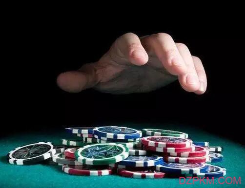 德州扑克比赛技巧：赛事中期偷盲策略方法