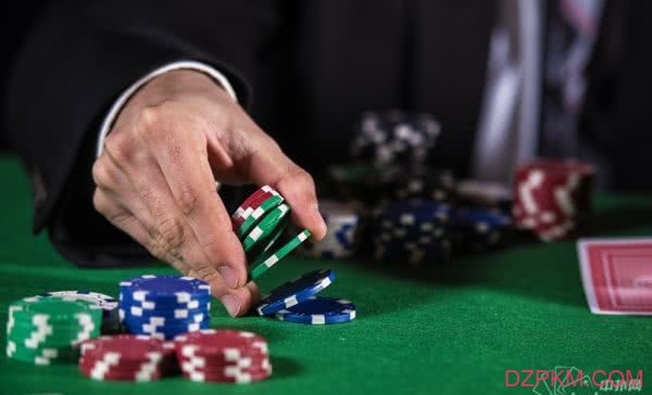现场与线上扑克如何观察泄漏心思的线索？