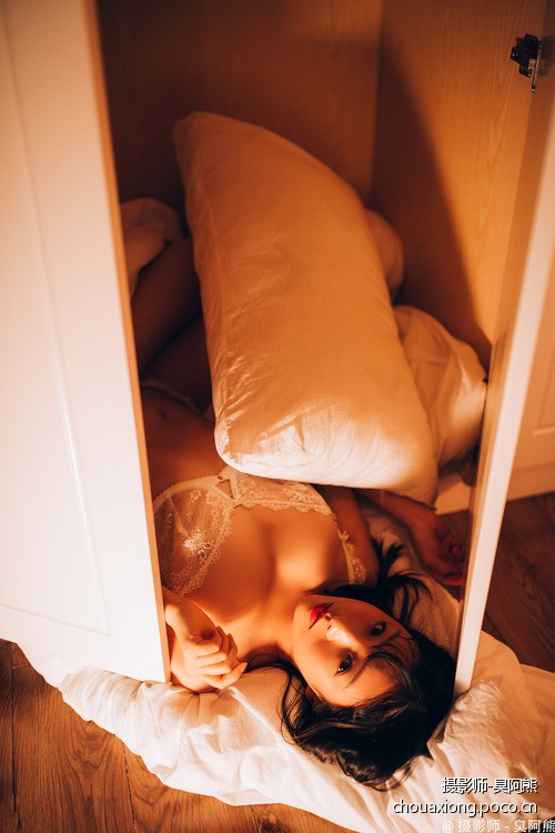 藏在衣柜里的「情欲小精灵」！火辣身材搭配透肤蕾丝，今天就决定睡衣柜里了！