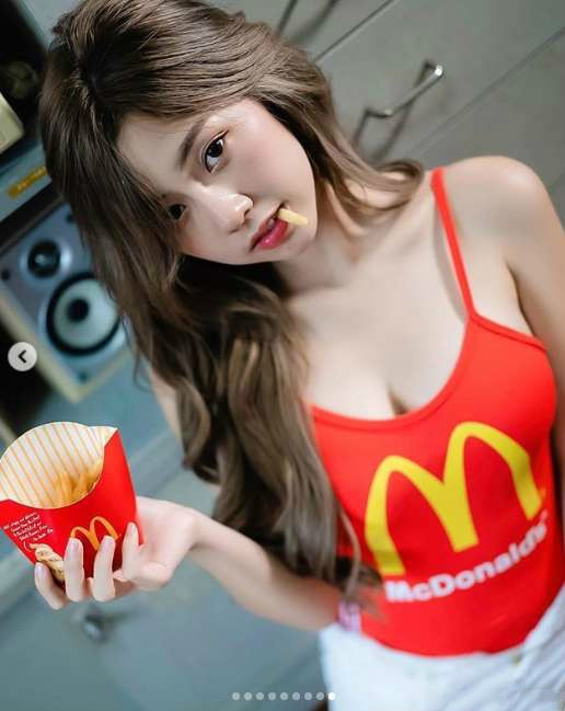 泰国性感网红正妹kkaimuk 麦当劳写真秀色可餐