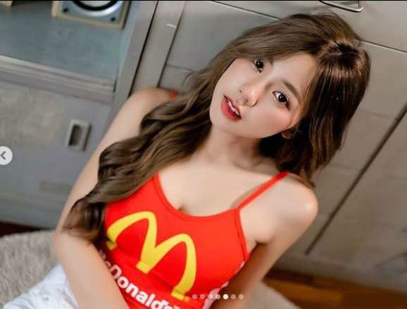 泰国性感网红正妹kkaimuk 麦当劳写真秀色可餐