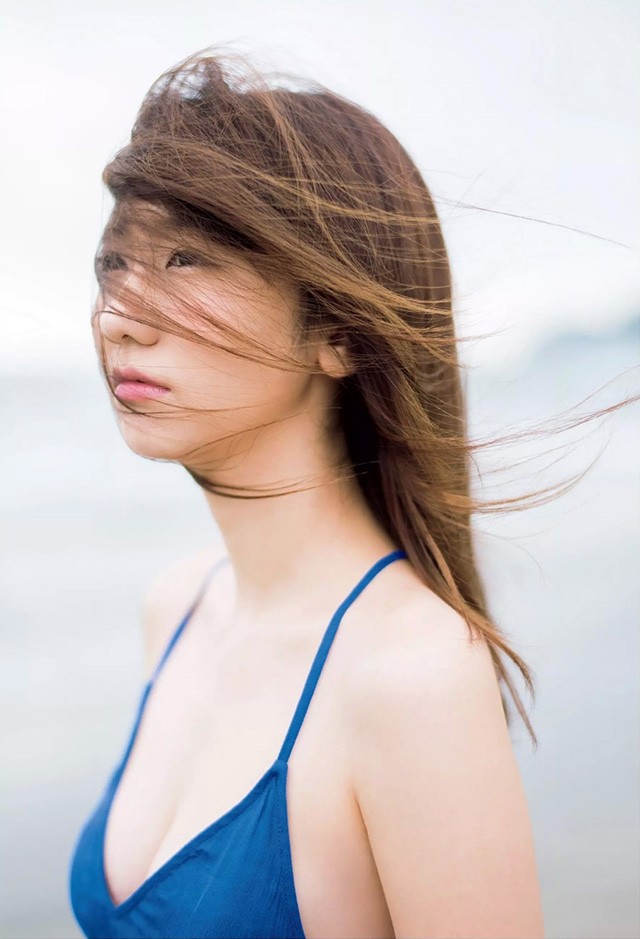 AKB48柏木由纪亲密照后复出 拍写真海边沙发展性感