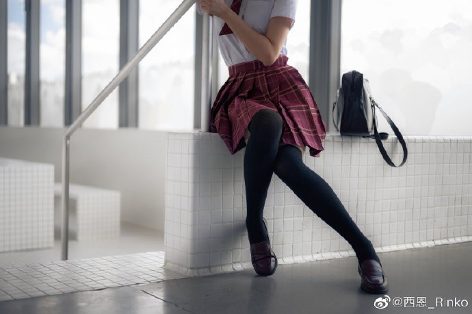 清纯短发美少女 学生服搭配黑色丝袜充满青春气息