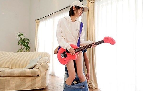 MIFD-062: 短发吉他女神冈本真忧在床上敏感湿到不行!