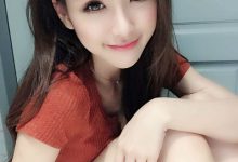 台湾美女正妹卡卡儿 躺沙发上倒奶照令人想犯规-德州扑克迷