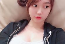 老师快惩罚我...巨乳小只马原来是位「家教老师」，爆乳超胸身材要让男学生暴动了！-德州扑克迷
