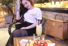 越南越胸正妹身材玲珑有致 低头吃寿司豪乳呼之欲出-德州扑克迷