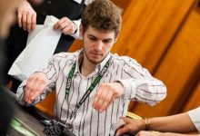 德州扑克Timofey Kuznetsov拿着A-A底牌连续两次被对手碾压-德州扑克迷