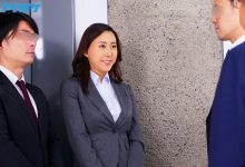 IPX-461：剥掉她腿上的丝袜、粗暴地玩弄她丰满的H罩杯大奶和只有老公才能进入的小穴-德州扑克迷