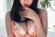 好大！巨乳女大生「梦乃あいか」弯腰倒垃圾「大奶掉出来」，邻居忍不住性冲动！-德州扑克迷