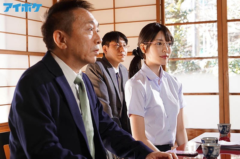 快被榨干..新人女子社员“枫カレン”出差发情！中年大叔部长遭痴女强制合体&#8230;