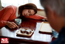 SSNI-953 ：美人妻“小岛みなみ(小岛南) ”被公公玩到失禁堕落….-德州扑克迷