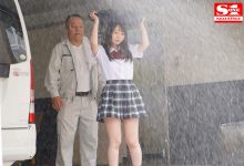 SSNI-890 ：暴雨来袭...巨乳女学生“梦乃あいか（梦乃爱华） ”湿身被工友大叔硬上！-德州扑克迷