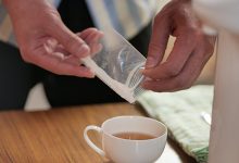 G罩杯大奶太诱人！夜班打工妹“水卜さくら”遭店长下春药，崩坏高潮还翻白眼！-德州扑克迷