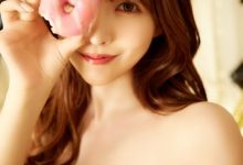 衣襟大开“美胸见客”三上悠亚晒床照，春光一览无遗，粉丝：刚拍完片吗？-德州扑克迷