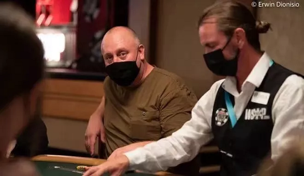 男性扑克玩家Tom Hammers为慈善事业参加WSOP女士赛