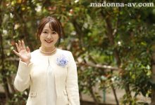 庆祝侄子高中毕业！巨乳义母“白石茉莉奈”庆功宴上不小心喝嗨 直接帮他转大人-德州扑克迷