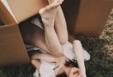 [网络美女]「空灵正妹」白嫩美躲纸箱，「伸玉腿」销魂-德州扑克迷