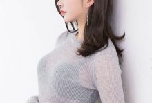 [人物]正妹低头照「现形了」，白色深V装「好傲人」！-德州扑克迷