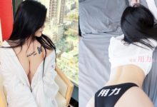 調皮女孩「奈奈Nana」擺出撩人姿勢挑逗　內褲上還有害羞的字-德州扑克迷