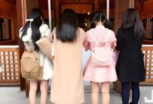 神社櫻花妹背景照「猜猜哪一位最正」? 正面公開… 引發上萬日本網友熱議：支持粉紅女-德州扑克迷