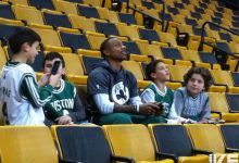 超爽的！ NBA球星用球場大螢幕打電動-德州扑克迷