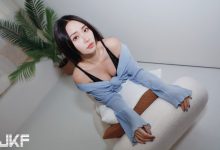 氣質正妹OL「Misty」包臀窄裙好撩人！撩衣露「香肩美乳」太犯規-德州扑克迷