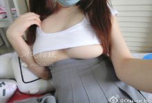 巨乳學生妹放學直接「在操場脫了」！無視旁人彈出白皙美乳-德州扑克迷