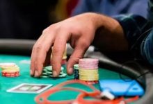 【EV扑克】教学：当你在大盲位时：你需要对常客玩家诈唬-德州扑克迷