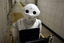 與初代Pepper機器人生活兩年，每天帶他出門看世界-德州扑克迷