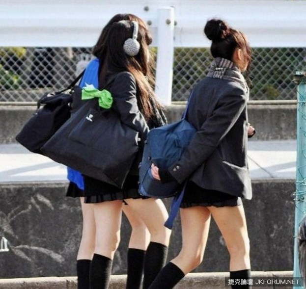 日本電車奇景之一！女高中生居然當眾露底褲&#8230;太羞惹