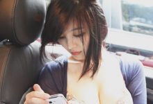 視覺衝擊的巨乳！正妹朴賢書在車上低胸玩手機，車邊開邊晃，司機根本無法開車呀…-德州扑克迷
