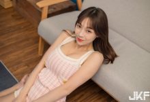 與美乳甜心妹「安然」甜蜜居家約會，誘惑緊身裝「乳量超豐滿」！-德州扑克迷