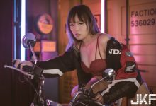 重機辣妹「噗醬」豐滿車頭燈超傲人，「火辣騎車姿勢」翹臀也超誘惑！-德州扑克迷