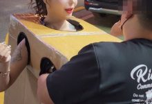 韩国AV女优闹区全裸上街！只罩「四洞箱子衣」任人摸胸…画面好重咸【EV扑克下载】-德州扑克迷