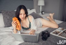 爆乳正妹「岑晴晴」用電腦的超辣視角，穿內衣打字有夠犯規！-德州扑克迷