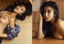 起手無回大丈夫！大奶妹子「奶壓棋盤」　過人乳量快黏走「兩粒黑子」啦！-德州扑克迷