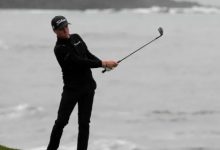 大发体育-圆石滩因航线饱和和大风而延误，克拉克领先1分，大发助力你的致富之路！-德州扑克迷