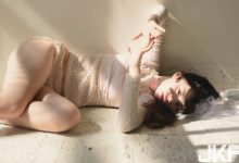 萌妹踢被露出蕾絲小褲❤迷糊無防備的「賴床寫真」太誘人！-德州扑克迷