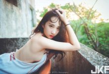 甜美系女大生「岑晴晴」外拍大解放　露背洋裝「側邊大失守」水滴形嫩乳跑出來見客啦-德州扑克迷