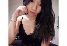 奶妹直播表演「煽情自摸」，網友眼尖：點點凸出來了！-德州扑克迷