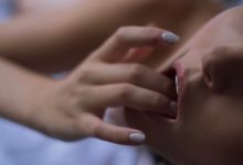 成人藝術！澳洲辣模「肉體挑逗」緩解空虛寂寞　「色慾橫流」擋不住-德州扑克迷