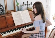 曼谷「4國混血」奶妹傲人　只是彎個腰！鋼琴差點垮了-德州扑克迷