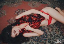 慵懶美人「雲嫣」的性感日常！惹火旗袍展現「白皙美臀」，四下無人更是直接坦露美乳…-德州扑克迷