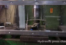 液壓機輾碎「裝滿曼陀珠可樂」瞬間，我也跟著爽噴了-德州扑克迷