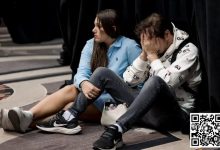 【EV扑克】第一手牌就淘汰！小哥葫芦惨撞四条，成WSOP主赛最速出局玩家-德州扑克迷