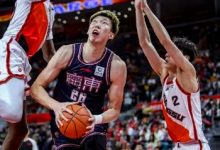 大发体育-周琦晒身穿广东球衣手办 加盟北京首钢属谣传,大发助力你的致富之路!-德州扑克迷