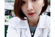 「峽谷級」深溝藥師，脫下白袍躺在床上玩手機，掉出渾圓飽滿美胸…..-德州扑克迷