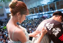 男女通吃！暗黑女神「明日花綺羅」大送福利　台下一片黑海齊喊：「KIRARA！」-德州扑克迷