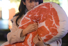 《請與廢柴的我談戀愛》那個肉抱枕居然開賣啦-德州扑克迷